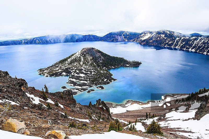 雾中的火山口湖图片素材