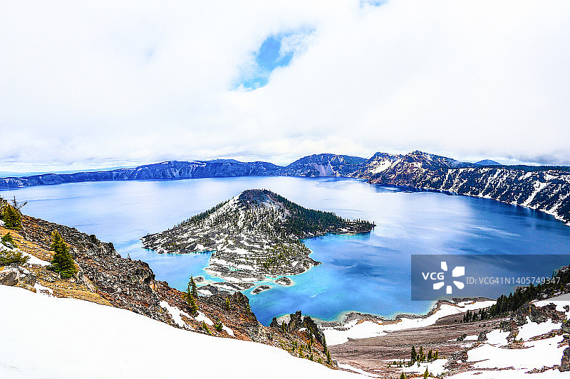 雾中的火山口湖图片素材