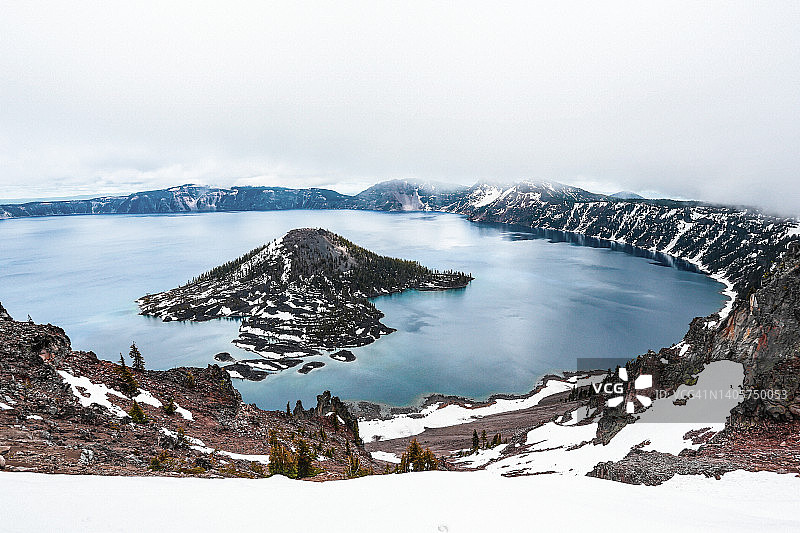 雾中的火山口湖图片素材