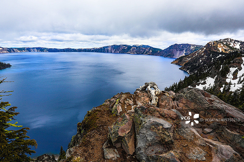 雾中的火山口湖图片素材