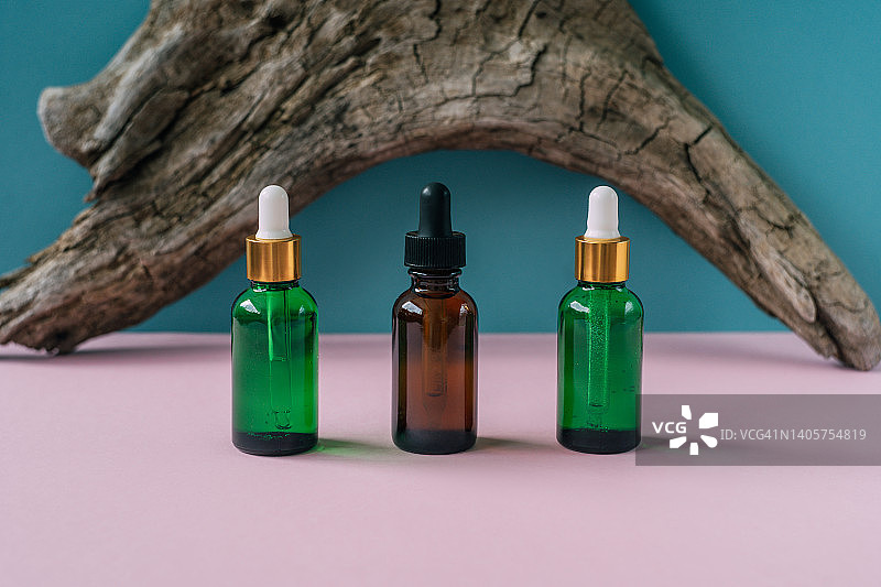 背景中带有障碍物的滴管面部精华玻璃瓶图片素材