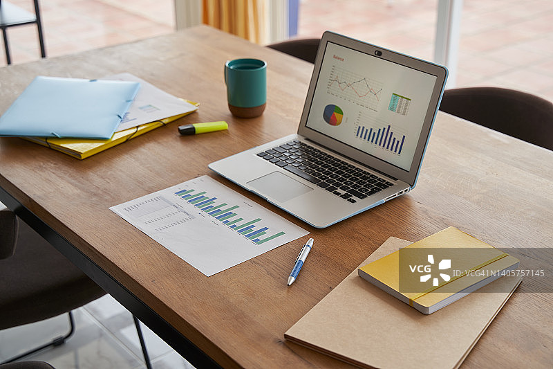 客厅里的台式电脑，配有笔记本电脑和文件，可随时远程办公图片素材