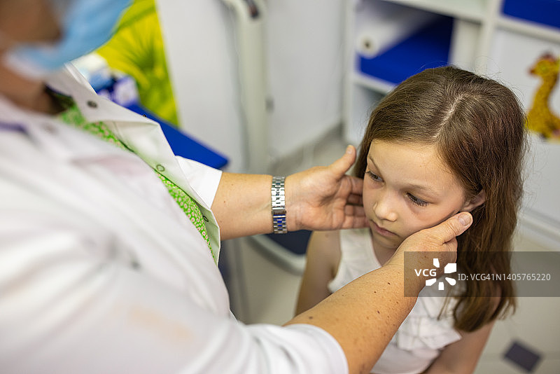 医生检查儿童的淋巴结图片素材