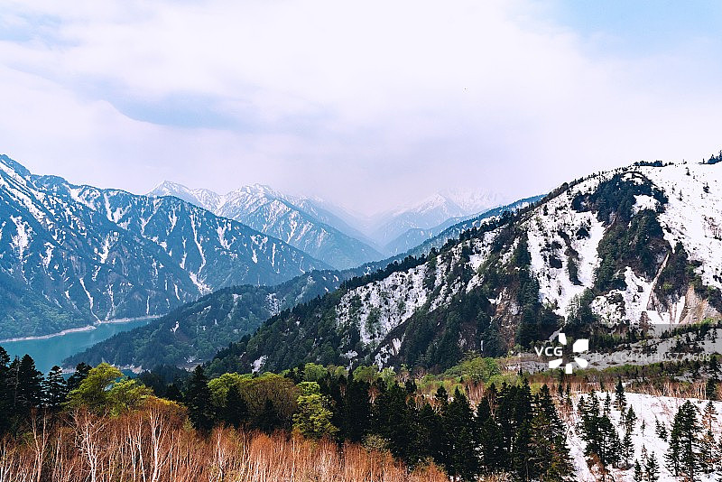 日本立山黑部阿尔卑斯山脉路线的黑部水坝（黑四水坝）图片素材