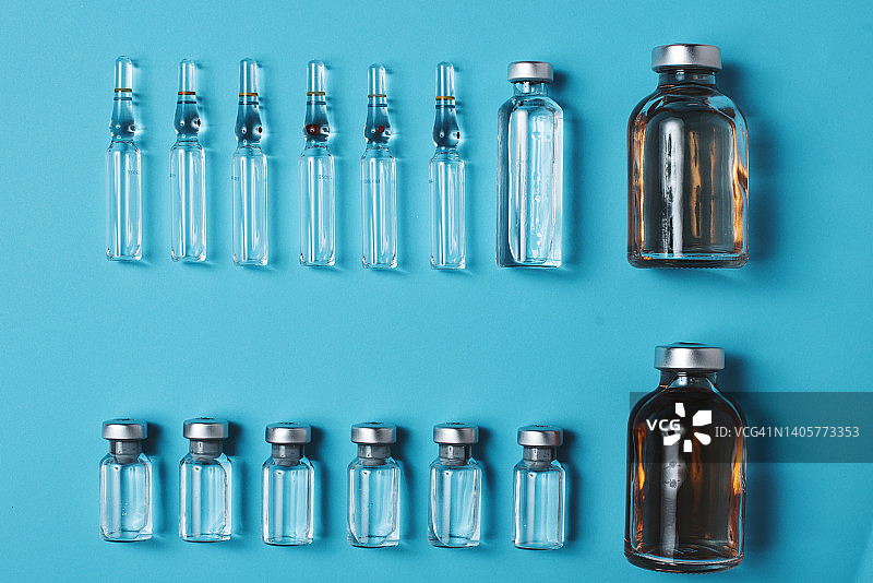 玻璃瓶、安瓿瓶和带针头的注射器图片素材