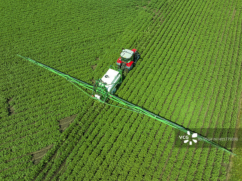 春季农田作物喷洒农药图片素材