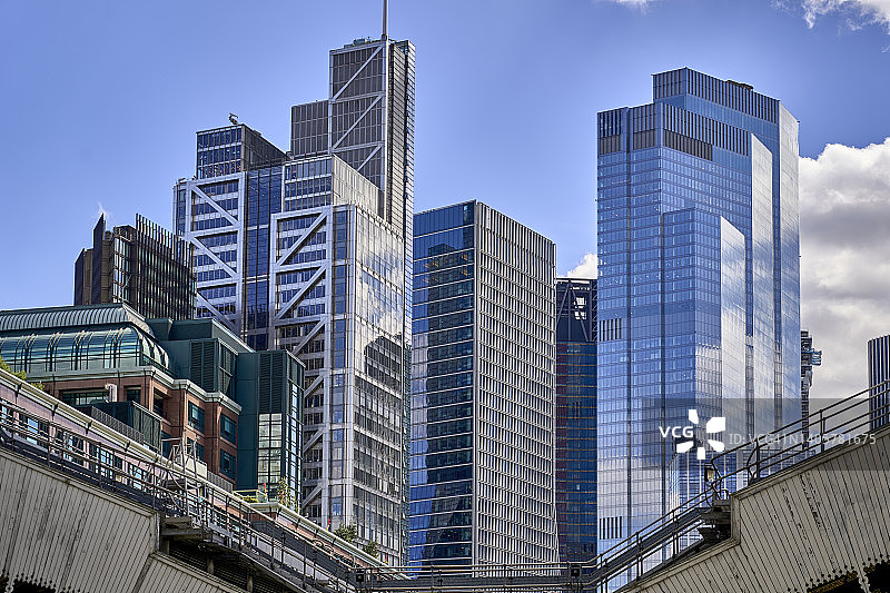 伦敦市玻璃钢结构办公楼的低角度仰视图片素材