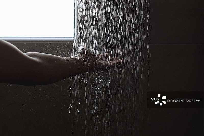 男子在淋浴下双手特写图片素材