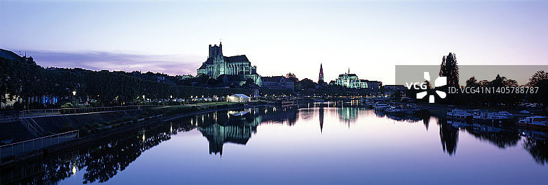 夜幕下的欧塞尔约讷河畔大教堂和修道院图片素材