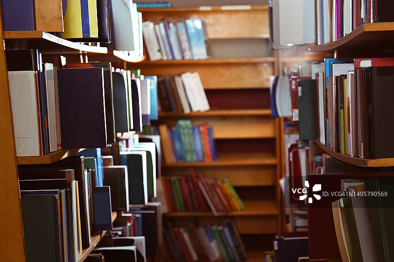 图书馆书架上的书籍合集图片素材