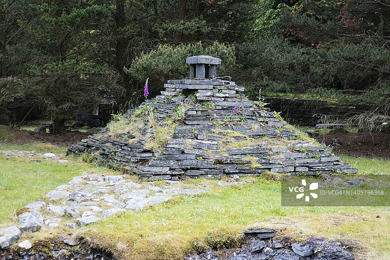 石板制成的通风口；北威尔士格温内斯，布莱奈费斯蒂尼奥格附近的库莫辛采石场的景色，六月图片素材