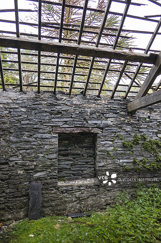 屋顶被拆除的附属建筑，显示出托梁；威尔士北部格温内斯郡布莱瑙费斯蒂尼奥格附近的Cwmorthin采石场的景色。六月图片素材