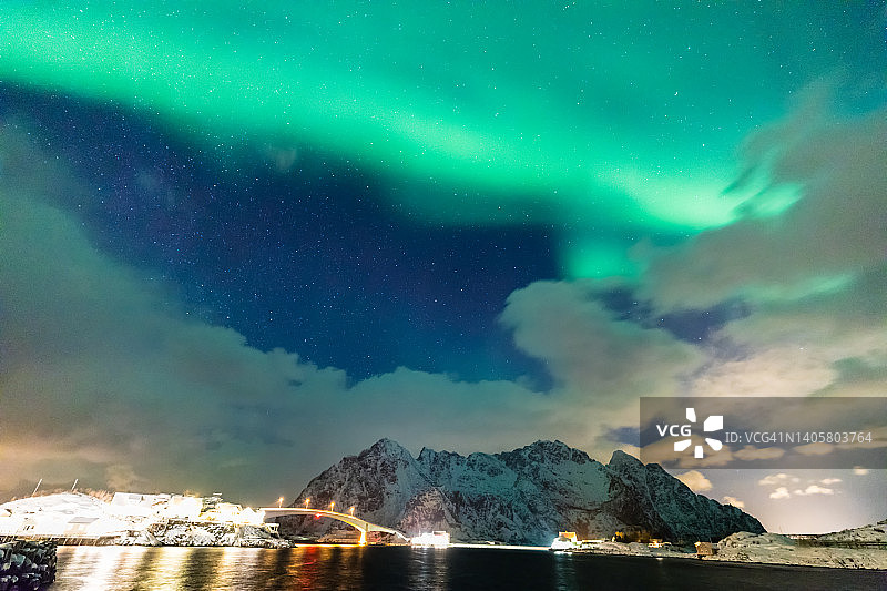 挪威海岸上空令人难以置信的北极光活动图片素材