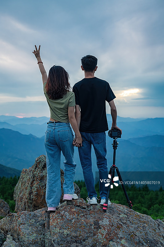夜晚在山顶上的一对摄影师图片素材