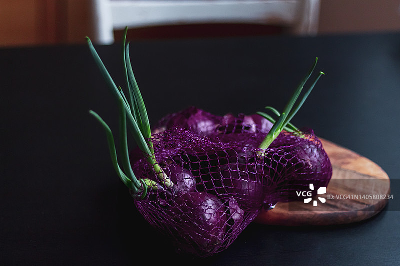 厨房桌上砧板上的红洋葱图片素材