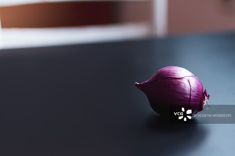 厨房桌上的一颗红洋葱图片素材
