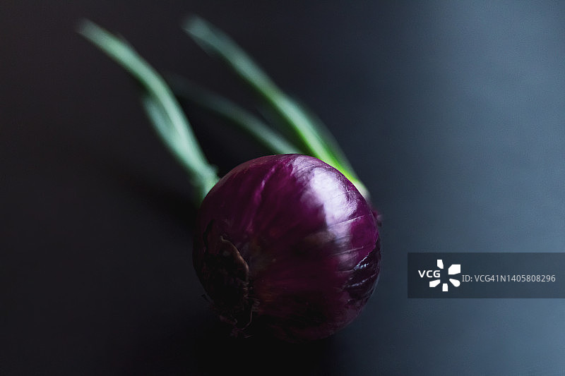 厨房桌上的一颗红洋葱图片素材