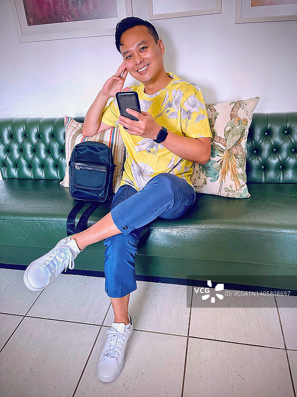 拿着手机的现代男人图片素材