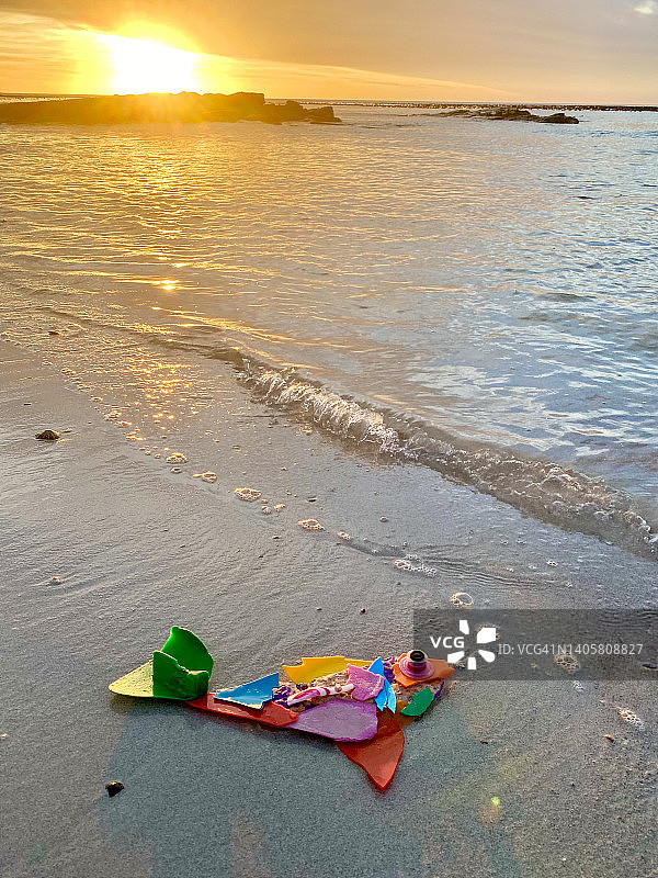 海滩上冲上来的塑料鱼图片素材