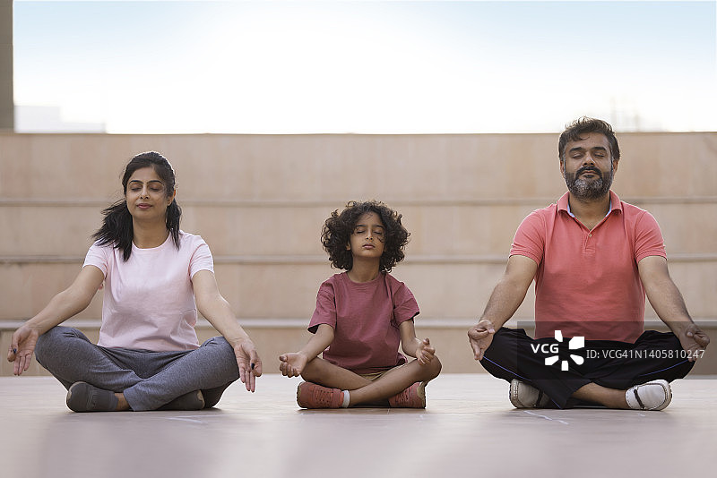 幸福家庭户外晨间冥想图片素材