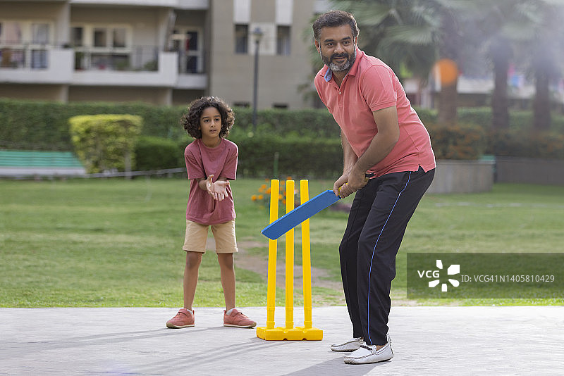 家庭在公园里玩板球图片素材