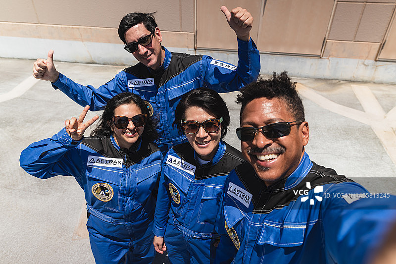 四名商业太空旅客自拍图片素材