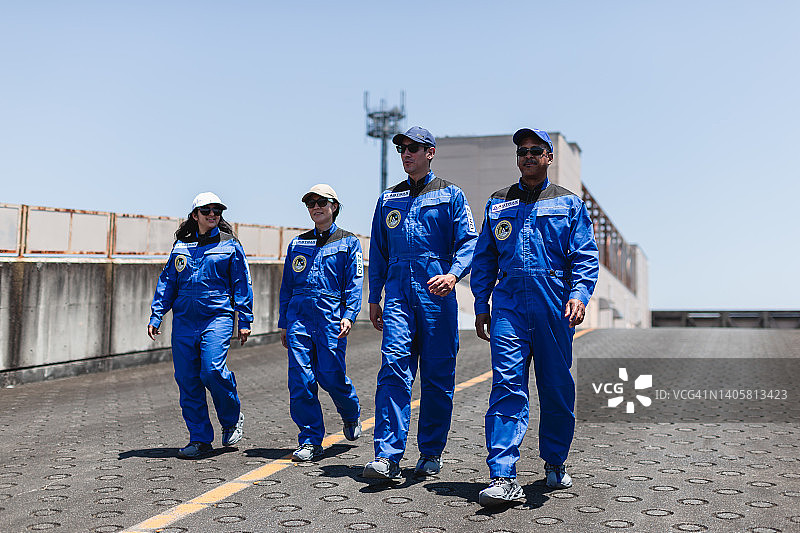 前往发射台的商业太空旅客图片素材