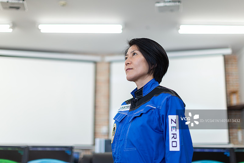 商业太空旅行者侧视图图片素材