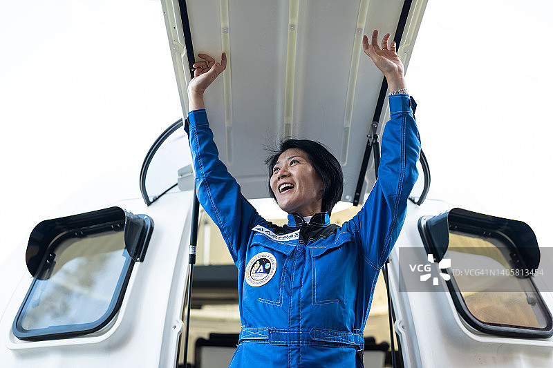 商业太空旅客离开宇宙飞船图片素材