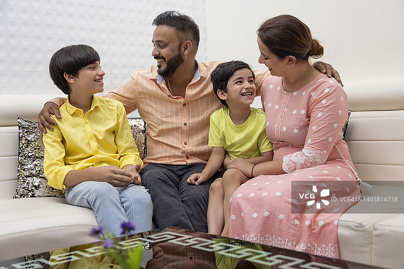 幸福家庭在家中沙发上团聚图片素材
