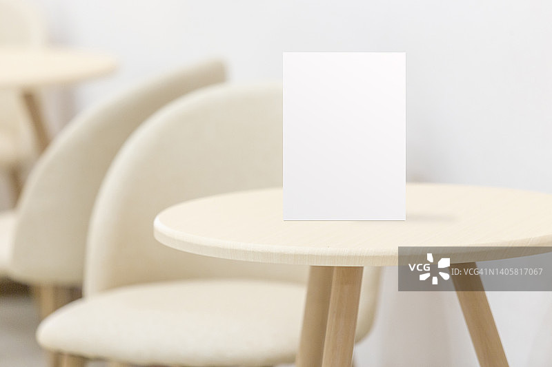 餐厅木桌上的空白菜单框架标签样机图片素材