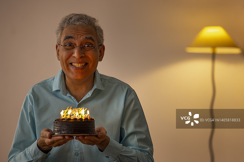 悲伤的老年男人在家庆祝生日图片素材