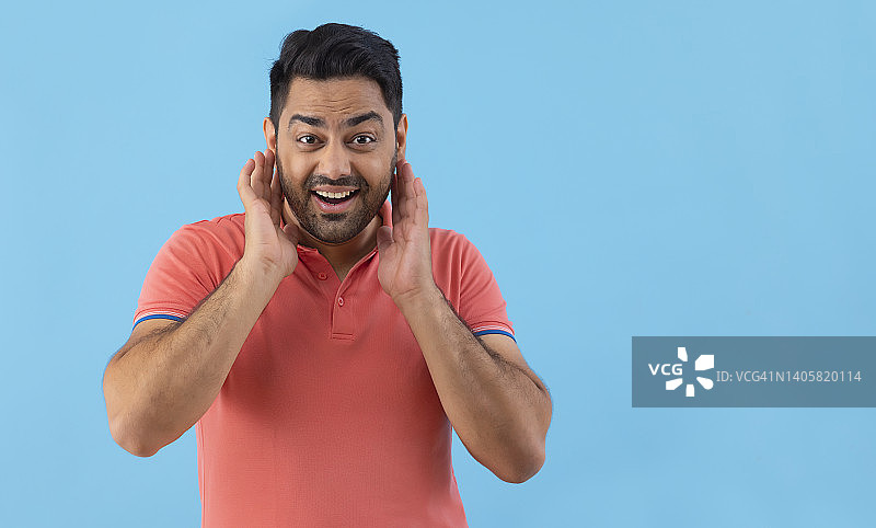 开怀大笑的年轻男人肖像图片素材