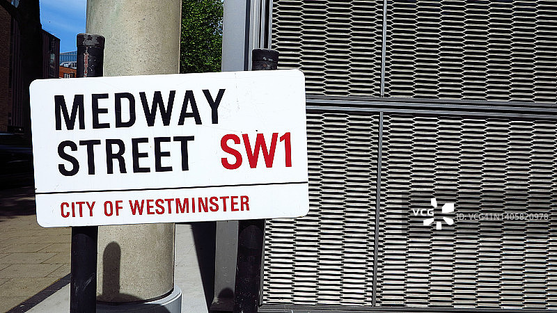 英国伦敦现代建筑前的街道名称标志图片素材