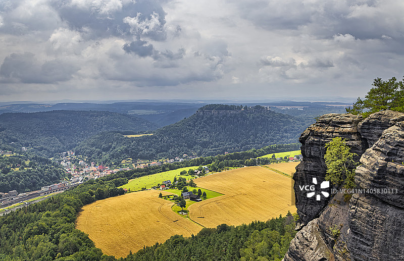 德国萨克森瑞士，从利利安斯坦眺望易北河畔柯尼希施泰因镇风光图片素材