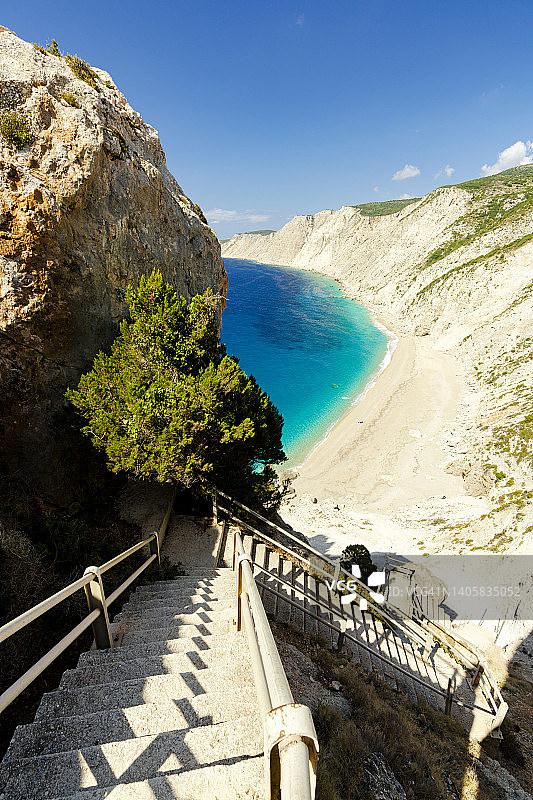 通往凯法利尼亚 Ammos 海滩的陡峭台阶图片素材