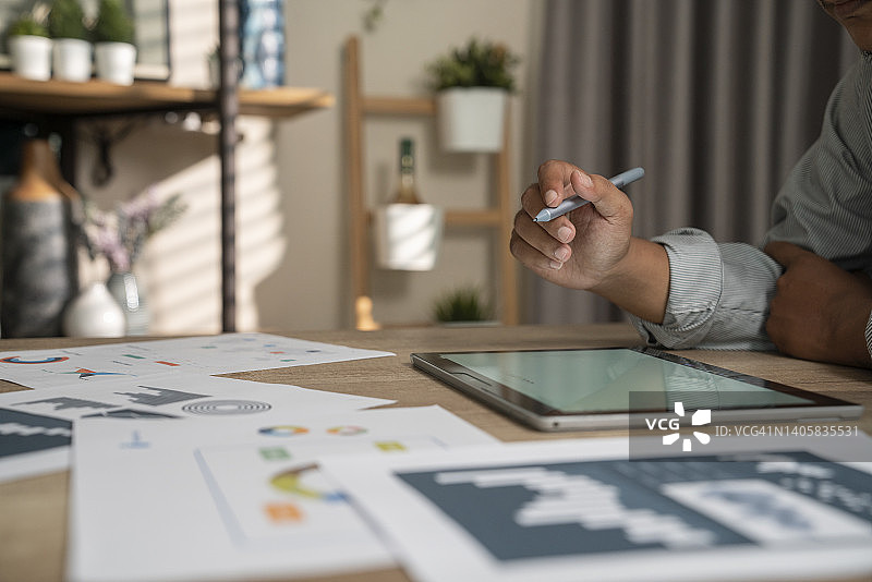 男人使用触控笔在平板电脑上签署数字合同图片素材