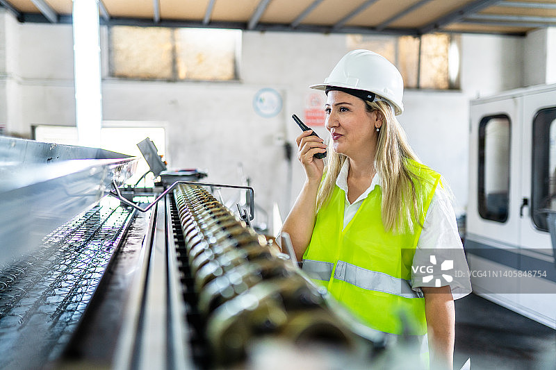 女工程师在工厂进行质量控制图片素材