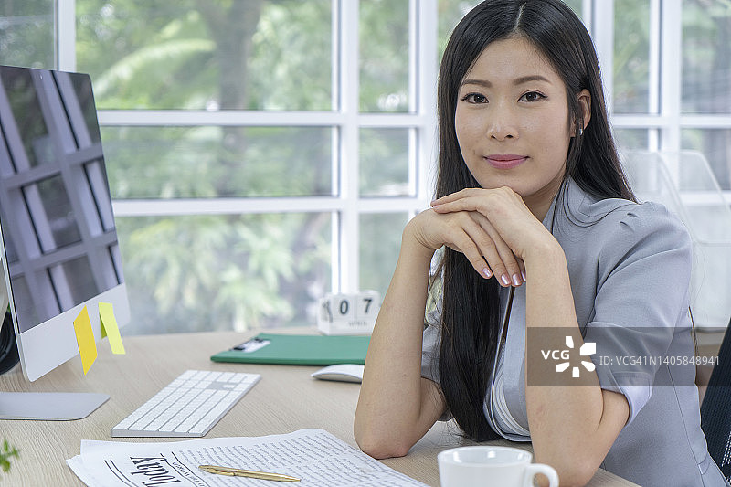 年轻女商人居家办公图片素材