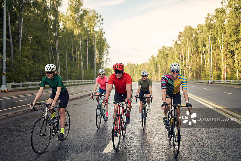 骑公路自行车的伙伴们图片素材