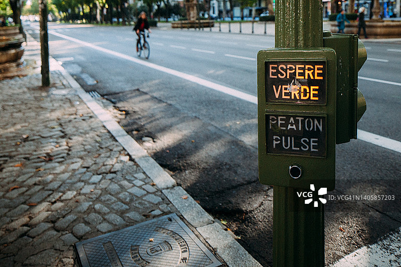等待绿灯行人交通标志（西班牙语）图片素材