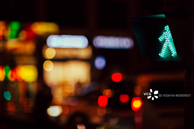 城市夜间的绿色交通灯图片素材