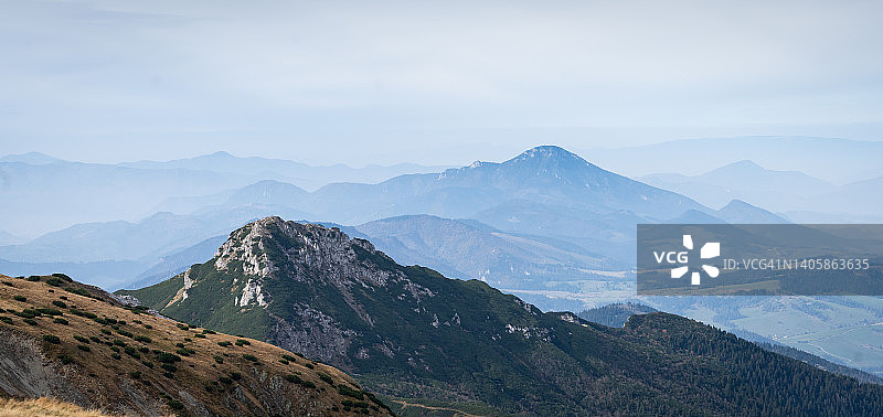 斯洛伐克秋季山景：森林与雾中山峦图片素材