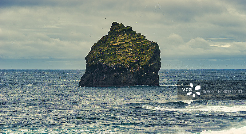 卡林（“男人”）是瓦拉努库尔海岸附近一个高达50-60米的海崖，一个被侵蚀的火山栓图片素材