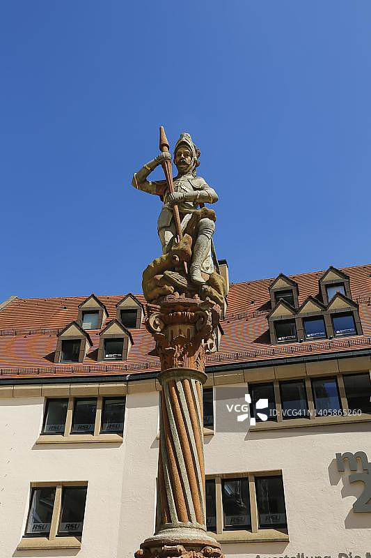 明斯特广场东部的格奥尔格斯布伦嫩，圣乔治雕像，用枪刺杀龙，守护神，房屋、建筑、屋顶、瓷砖，德国巴登-符腾堡州乌尔姆图片素材