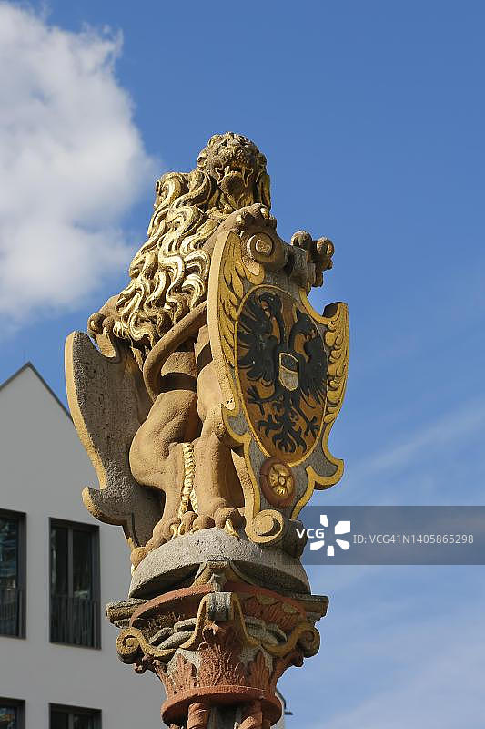 明斯特广场的狮子喷泉，石头雕像，带有纹章的狮子，乌尔姆，巴登-符腾堡州，德国图片素材
