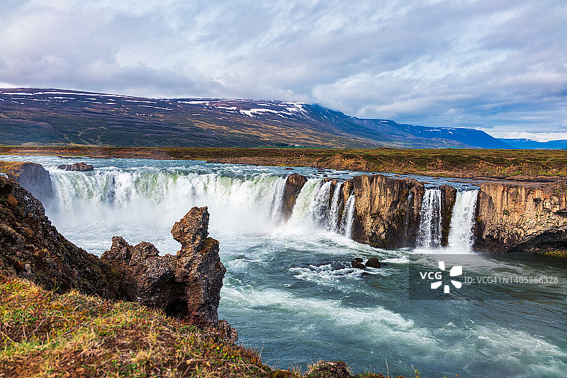 戈扎瀑布：冰岛第四大河流的壮观瀑布图片素材