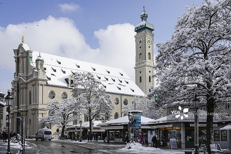 冬季慕尼黑维克图阿里安市场和圣神教堂雪景图片素材