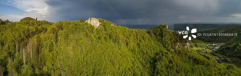 瑞士弗罗堡的雷暴和彩虹无人机航拍图片素材
