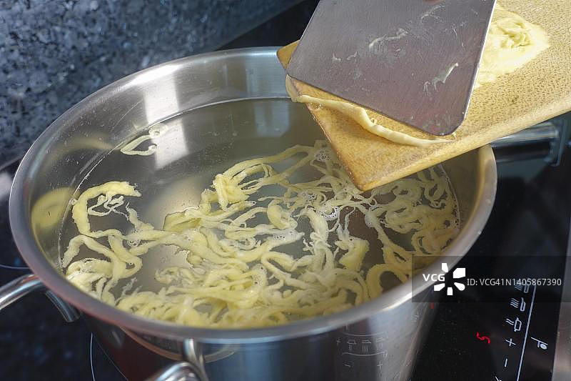 施瓦本美食：手工制作Spaetzle，经典面粉料理图片素材